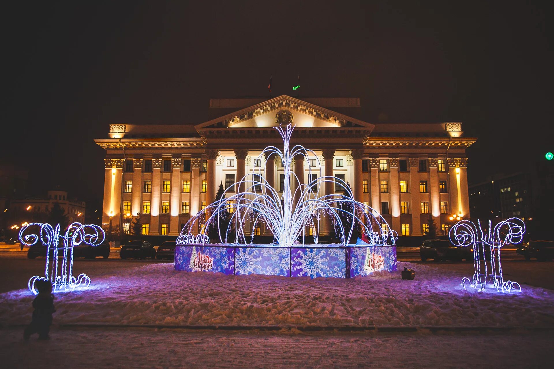 тюмень город елка 2022. тюмень новый год 2022 тюмень город. тюмень елка площадь 400 летия тюмени. тюменский новый год. тюмень напротив цум елка.