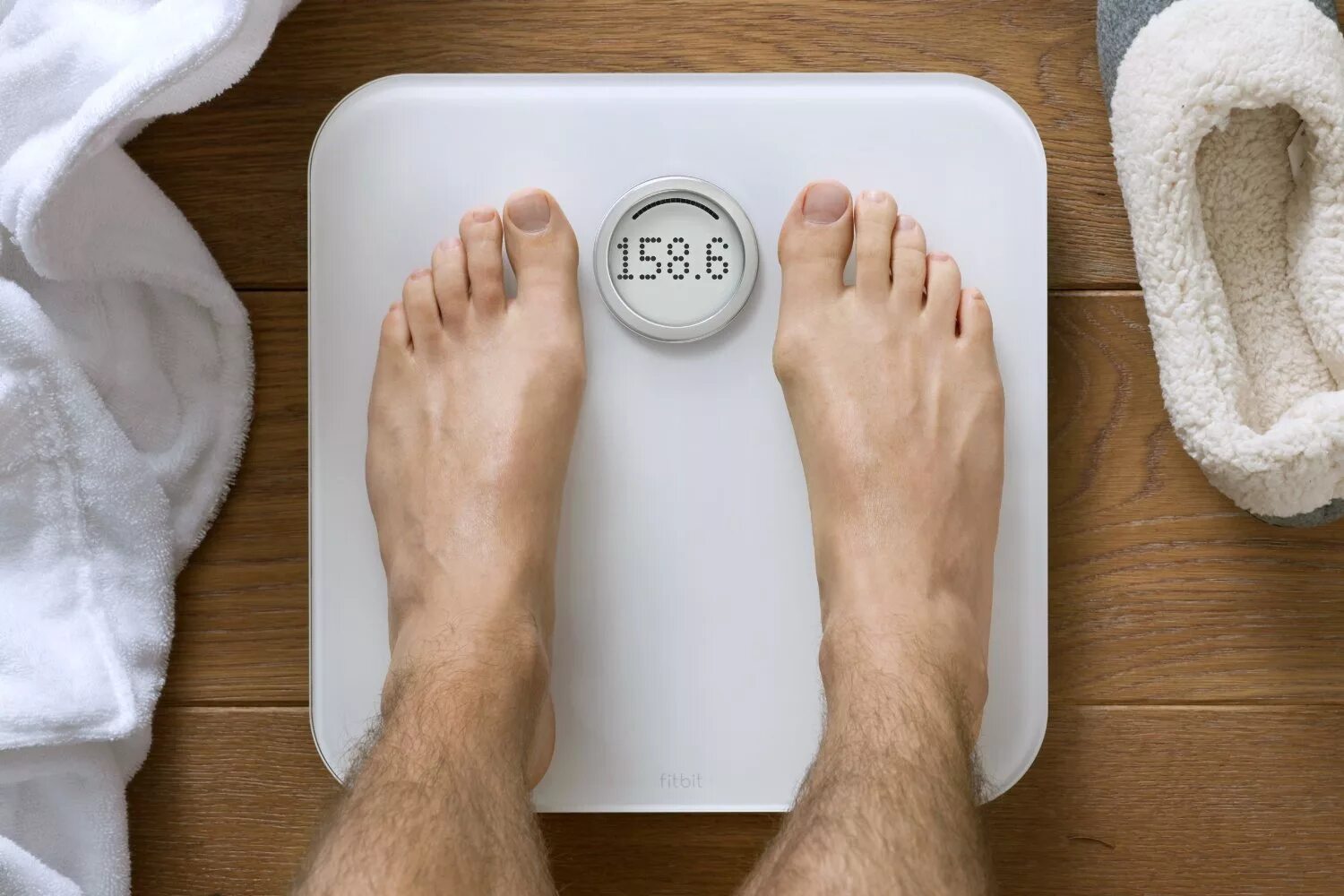 Почему весы показывают разный вес при повторном. Весы напольные ноги. Человек на весах. Ноги на напольных весах. Ноги на электронных весах.