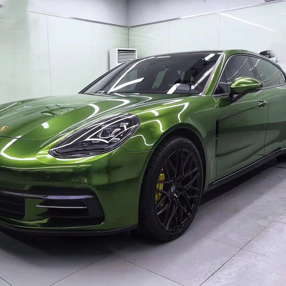 Электро зеленый. Порше Панамера зеленая мамба. Mamba Green Metallic Porsche диски. Mamba Green Metallic Porsche. Пленка Mamba Green Porsche.