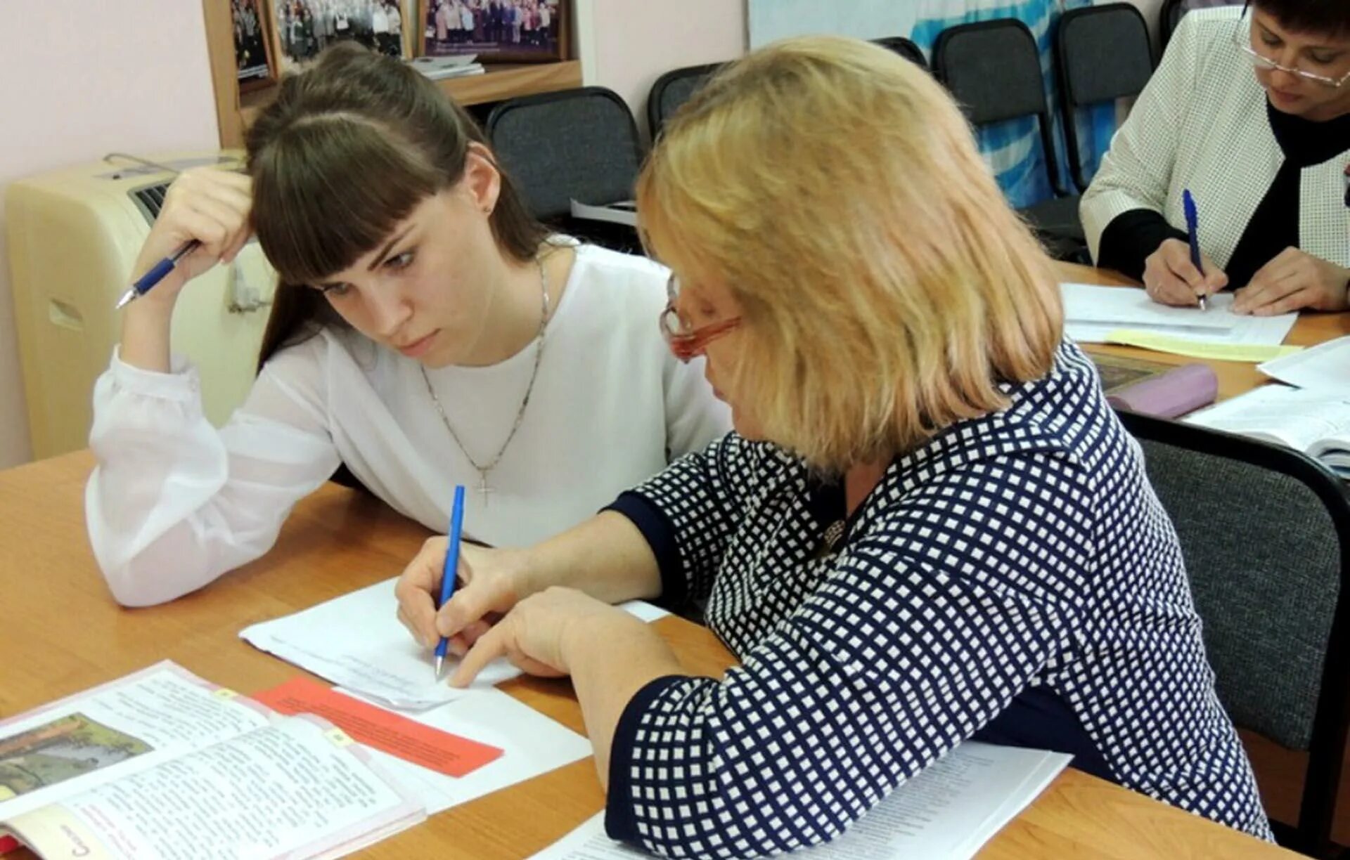 Молодой специалист в школе наставник. Наставничество учителей. Педагог наставник. Наставничество молодые учителя. Молодой и опытный педагог.