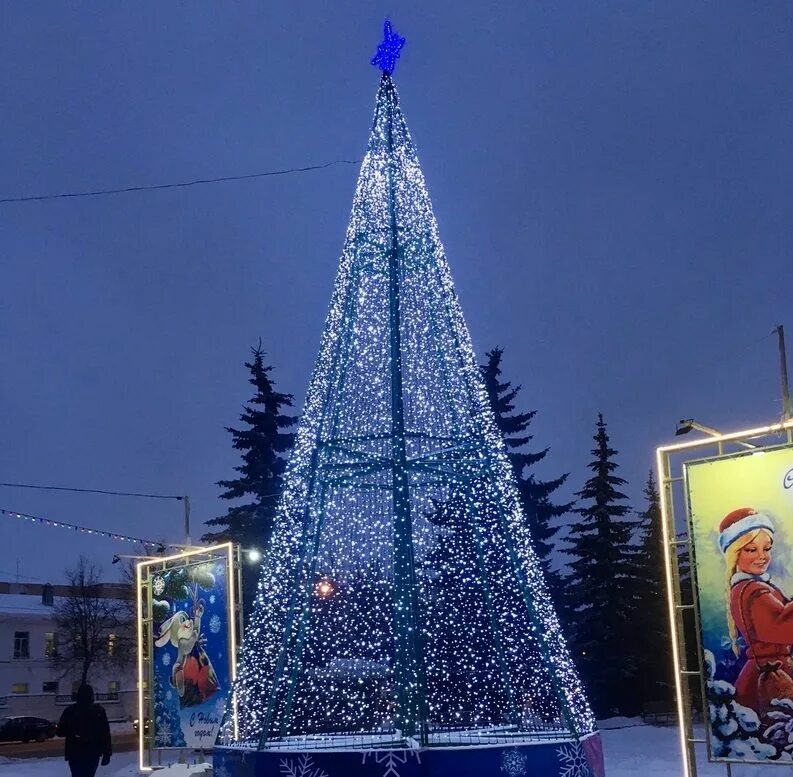 Елка в черемхово. Елка возле администрации сургут. новогодняя елка в г. черемхово. новогодняя елка кострома у кинотеатра.