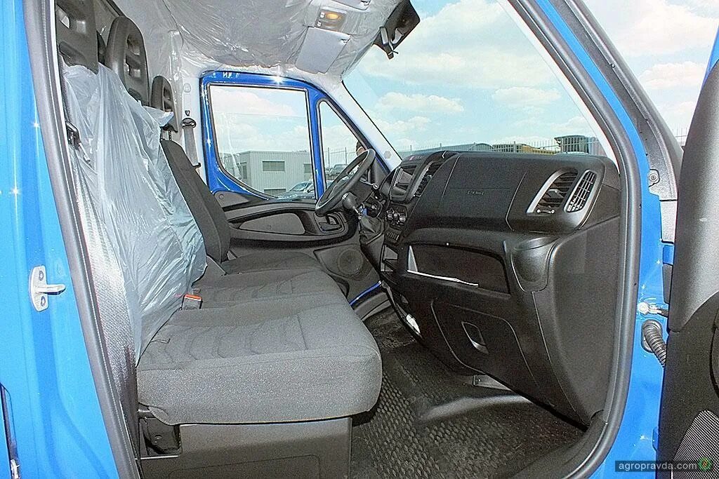Iveco daily 2022 кабина. Кабина ивеко дейли 5. Кабина ивеко дейли 2. Подиум нотолок iveco daily 2011 года. Кабина ивеко дейли 3.