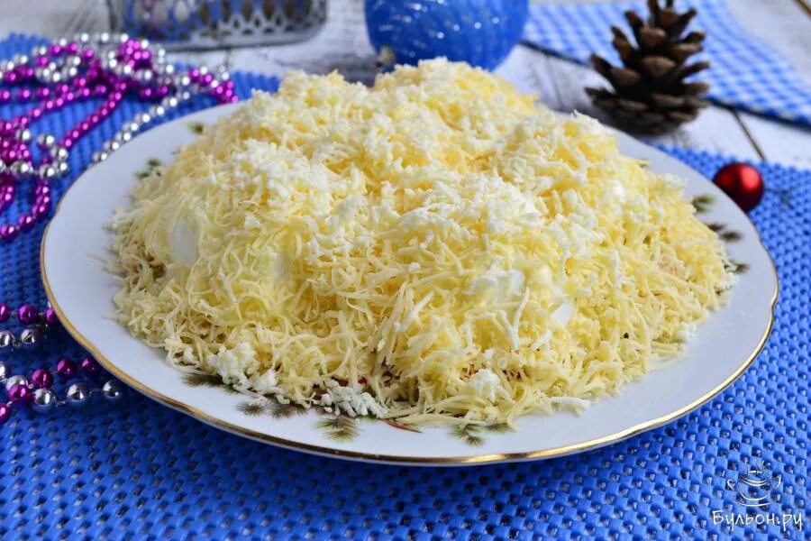 Снежные сугробы с курицей и грибами. Салат снежные сугробы. новогодний салат сугроб. салат сугробы на праздничный стол. салат сугроб с курицей.