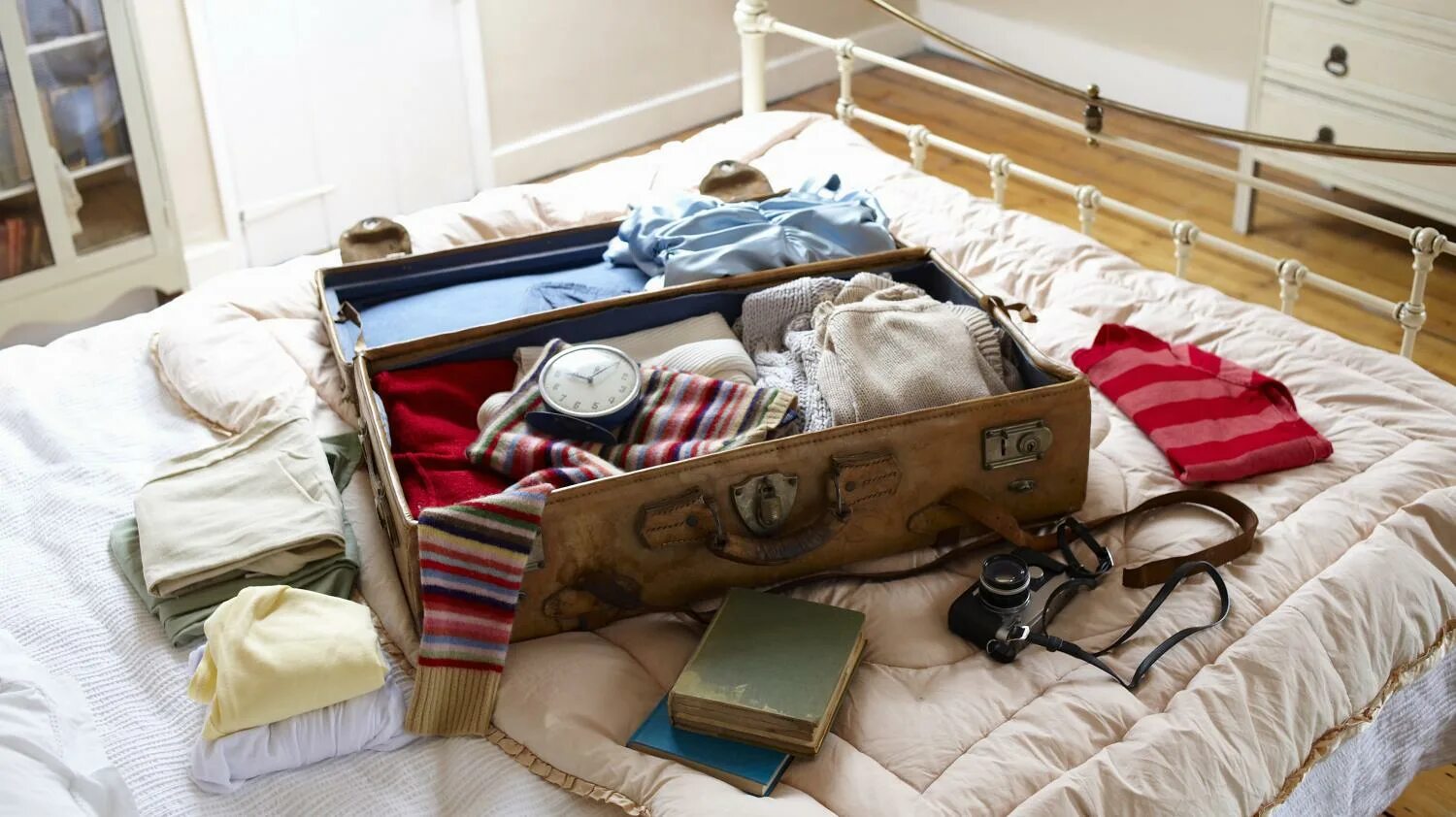 Нужные вещи в квартиру. Вещи в путешествие. Чемодан с вещами. Собранные чемоданы с вещами. Вещи на кровати.