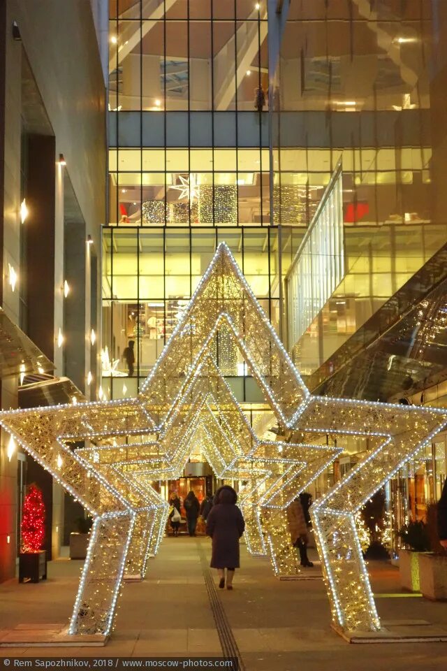 гум зима 2022. елка в кунцево. тц кунцево плаза. жуковка плаза москва. новогодний гум 2022.
