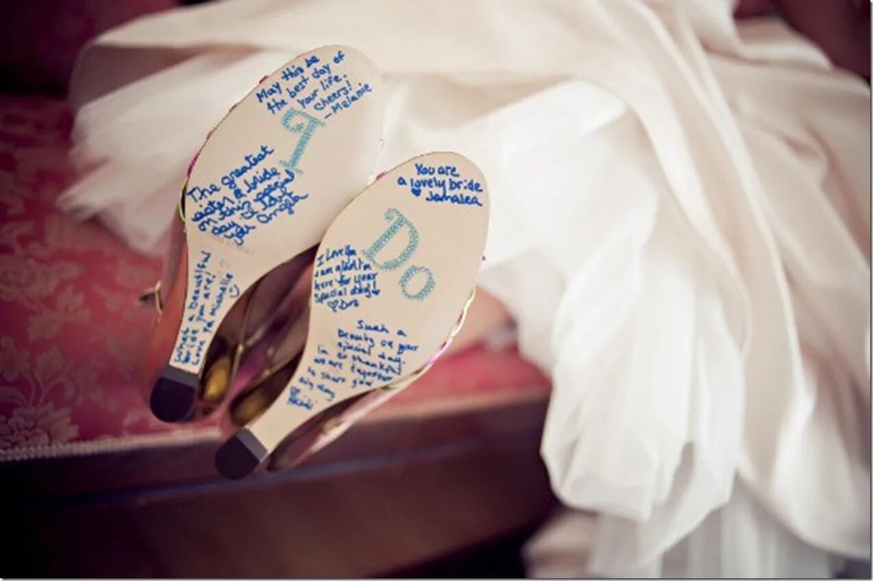 Смешные туфли на свадьбу. Свадебные туфли с именами на подошве. Надписи на свадебных туфлях. Креативные надписи на свадьбу. Прикольные надписи на свадьбе