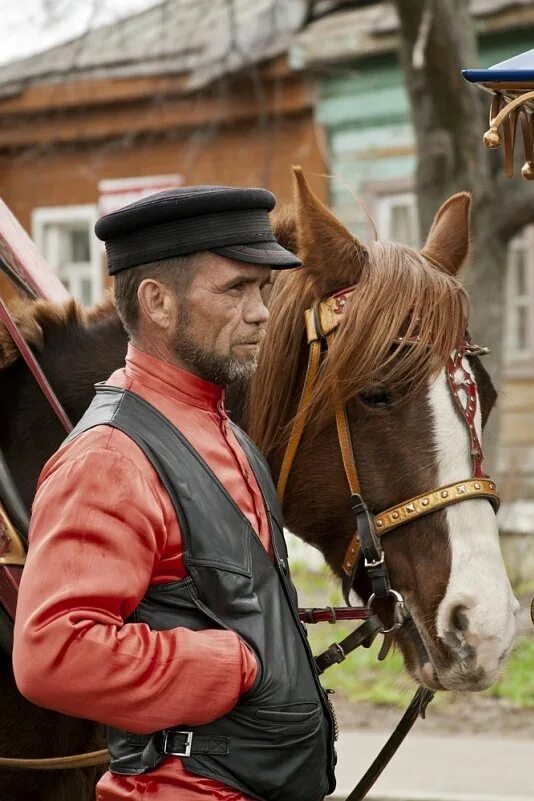 автомобиль на лошадиной тяге. телега для машины. я не извозчик я водитель кобылы. водитель кобылы фото. гужевая повозка.