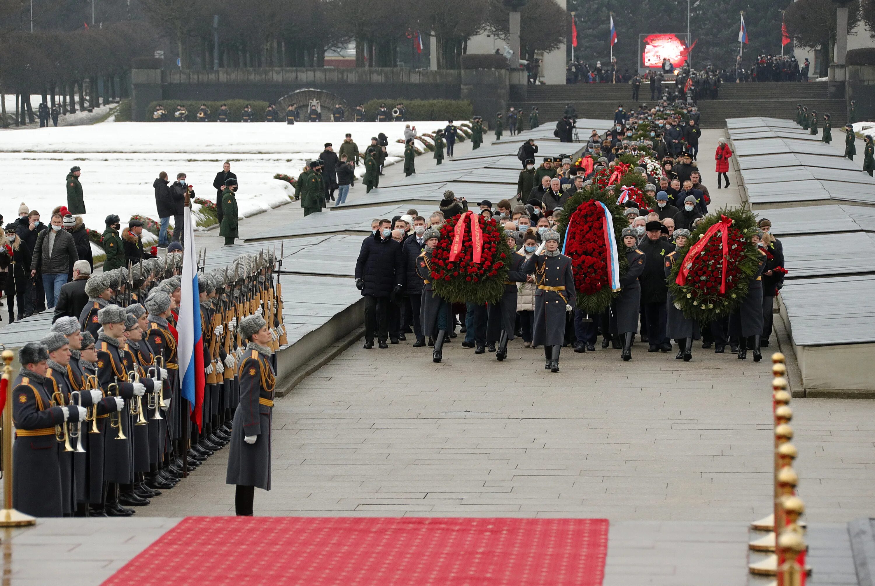 Блокада 75. Пискарёвское мемориальное кладбище 27 января. Пискаревское кладбище блокада Ленинграда. Мемориал на Пискаревском кладбище. День снятия блокады Ленинграда 27 января Пискаревское кладбище.