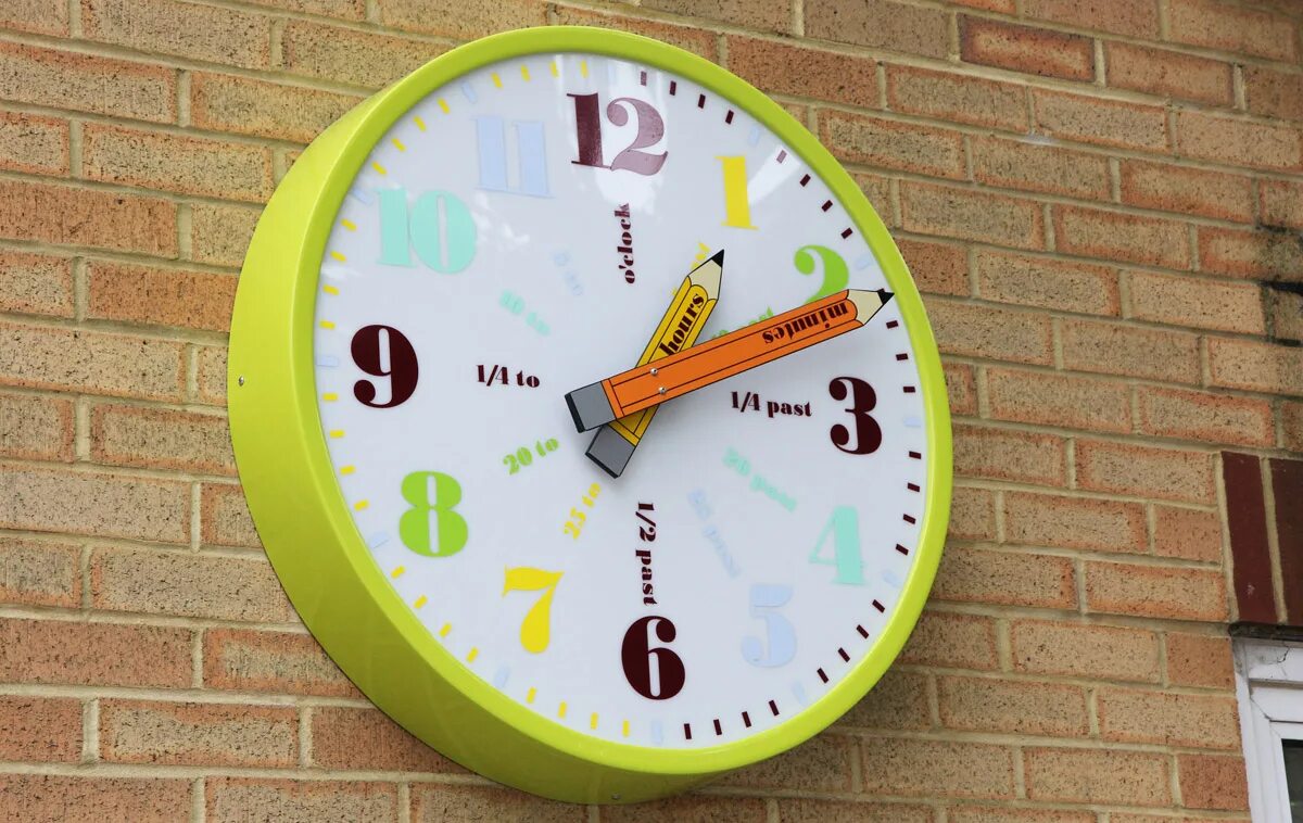 Часы школьные настенные. Часы в школе. Настенные часы в класс школы. Настенные часы для начальной школы.