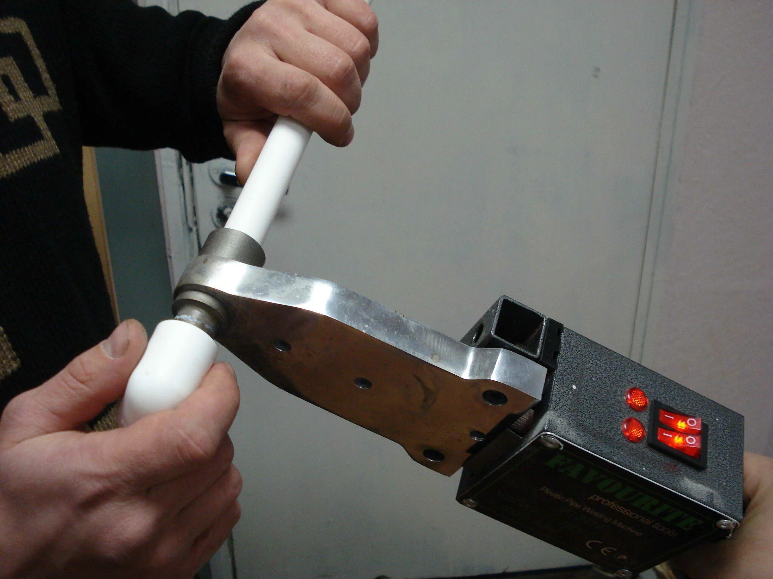 Диффузионная сварка полипропиленовых труб. Пайка полипропиленовых труб 32мм. 73 pepe паяльник для полипропиленовых труб. Пайка фитингов полипропиленовых труб. Прибор для спайки пропиленовых трубопроводов.