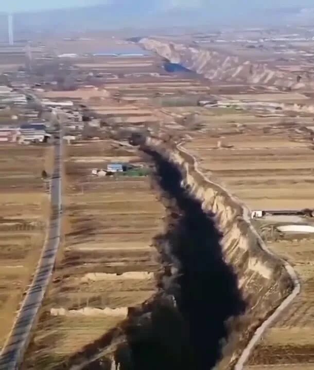 Турция землетрясение 2023 разлом земной коры. Разлом в хатае турция. Разлом в турции после землетрясения. Разлом в турции 2023. Разлом коры.