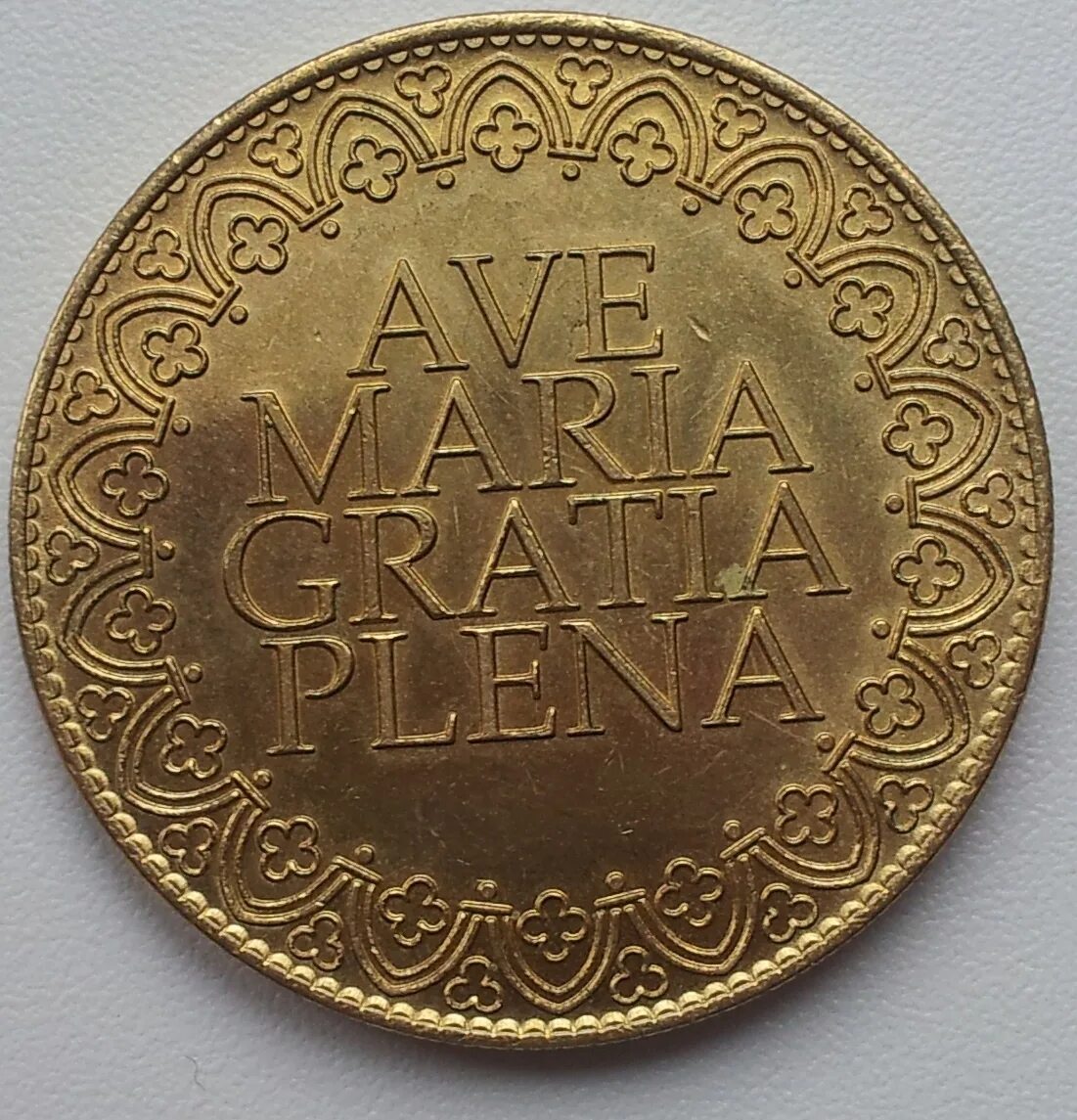 Ave Maria Gratia Plena монета. Монета Cathedrale notre-Dame de Paris. Монета CAFEDALE notre Dame de Paris. Монета notre-Dame de Paris 2012.