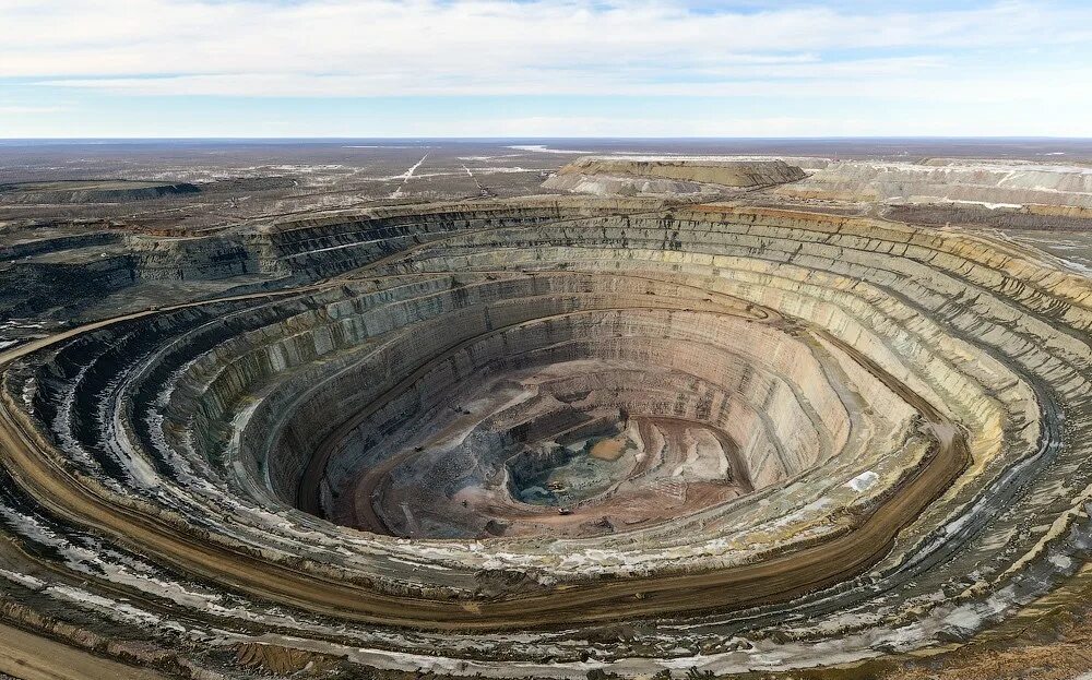 Мирный якутия кимберлитовая трубка. Мирный якутия кимберлитовая трубка. Какое полезное ископаемое добывают в кимберлитовых трубках. Какое полезное ископаемое добывают в кимберлитовых трубках. Алмазная трубка мир якутия.