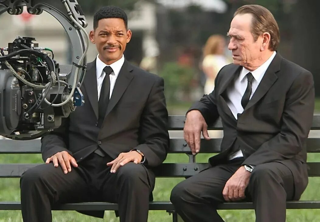 томми ли джонс люди в черном 2. уилл смит люди в черном 2. барри зонненфельд люди в черном. как снимали люди в черном. барри зонненфельд в фильме люди в черном.