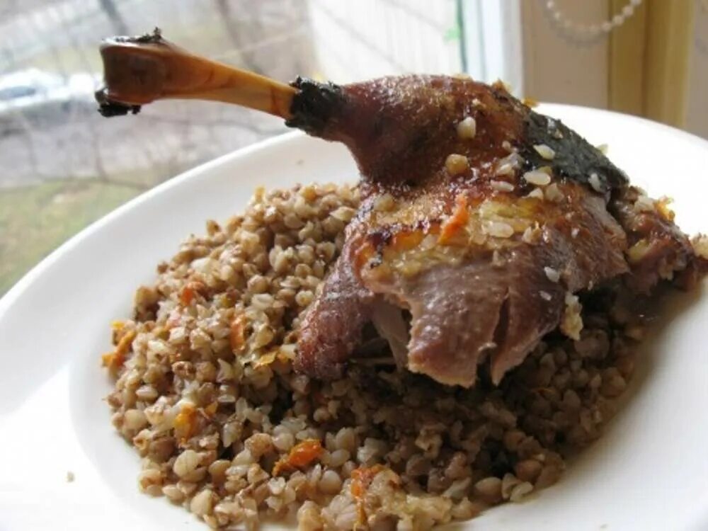 Мулард фаршированный гречкой. Запечь утку в духовке с гречкой целиком. Запеченная утка с гречкой. Запечь утку в духовке с гречкой целиком. Гусь фаршированный гречкой.