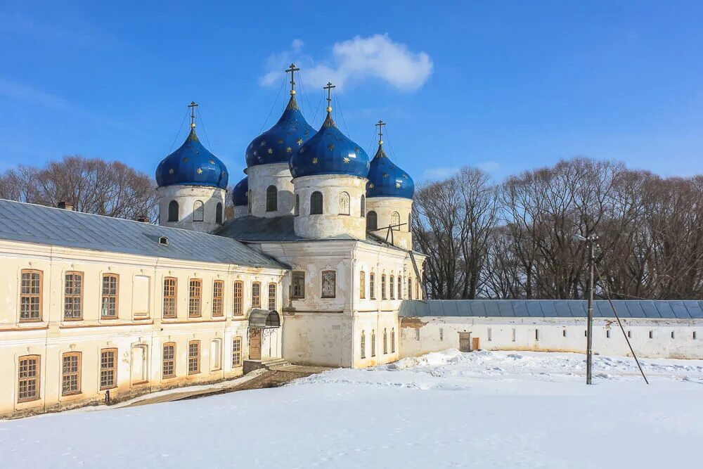 Мужской монастырь новгородская область. Юрьев монастырь монастыри Новгородской области. Юрьев монастырь Великий Новгород озеро Ильмень. Юрьев монастырь Великий Новгород зимой. Юрьев монастырь в Новгороде при Ярославе мудром.