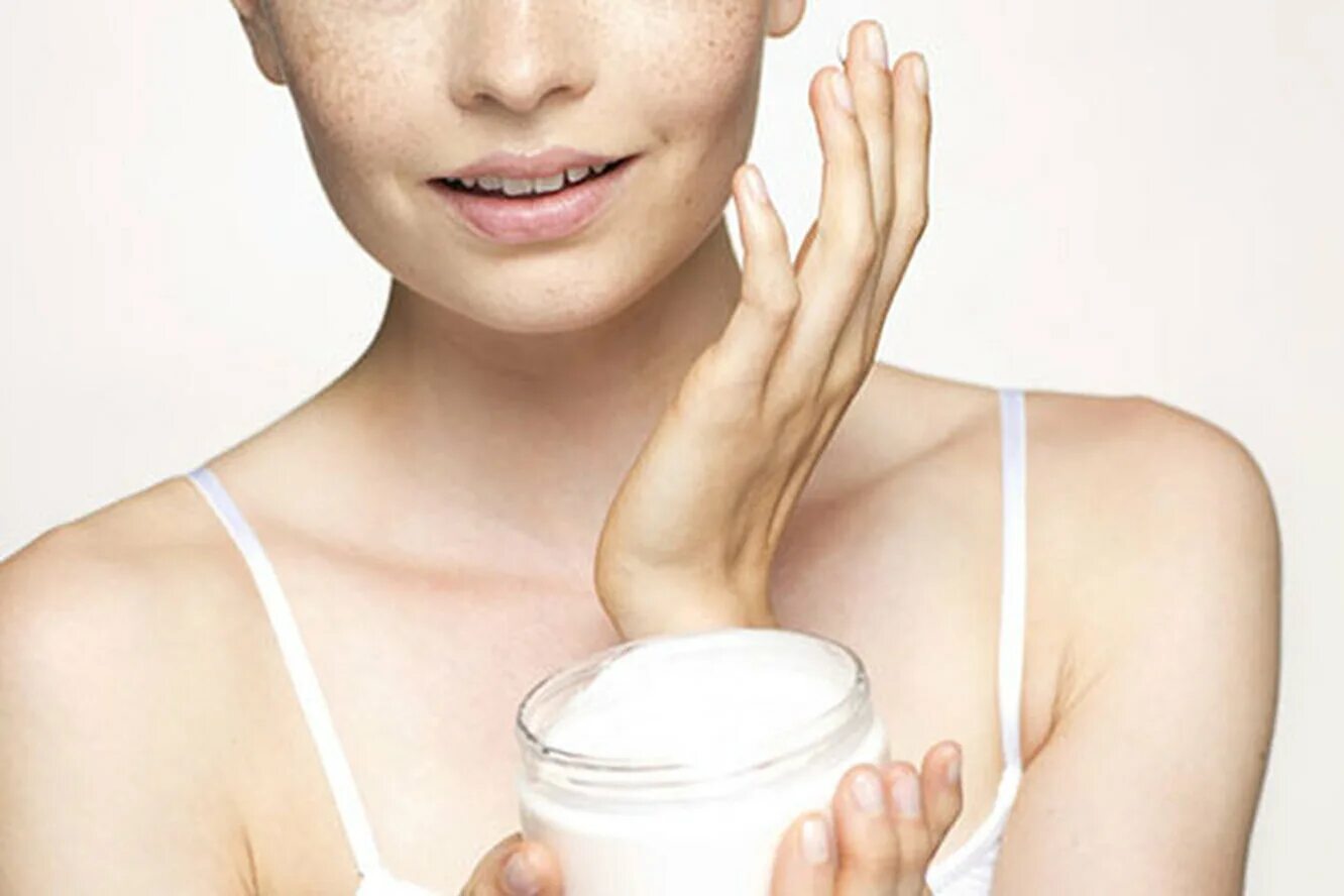 Женщина красит губы мужчине. Applying for a job. Защита кожи от солнца. Been applying. Крем для лица.