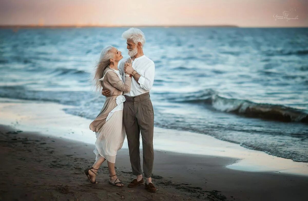 Любовь пожилых мужчин. Влюбленные старики. Влюбленная пожилая пара.