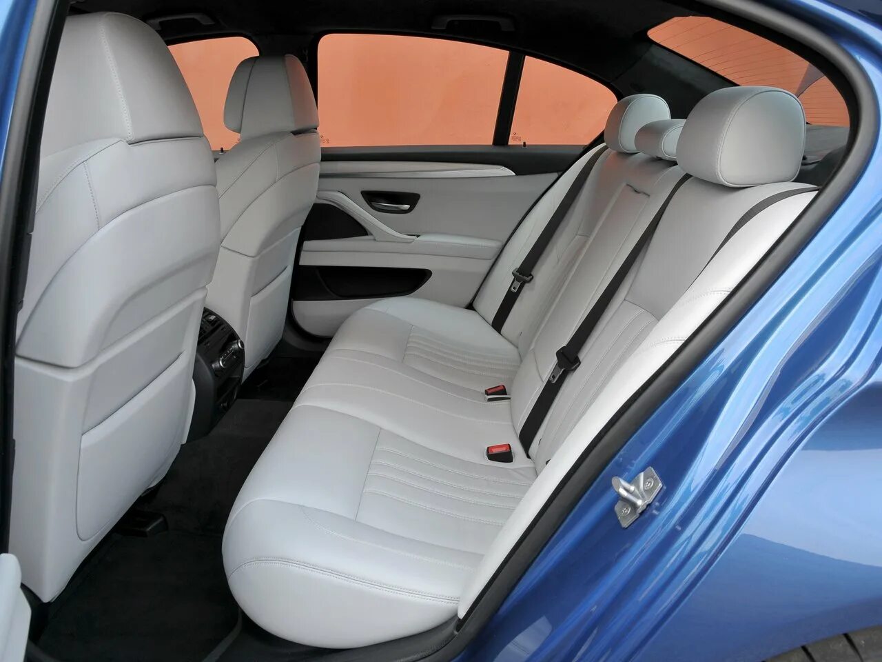 Кресло bmw m5. BMW f10 Interior. BMW m5 f10 салон. BMW m5 f10 белый салон. BMW m5 f10 салон сиденья.