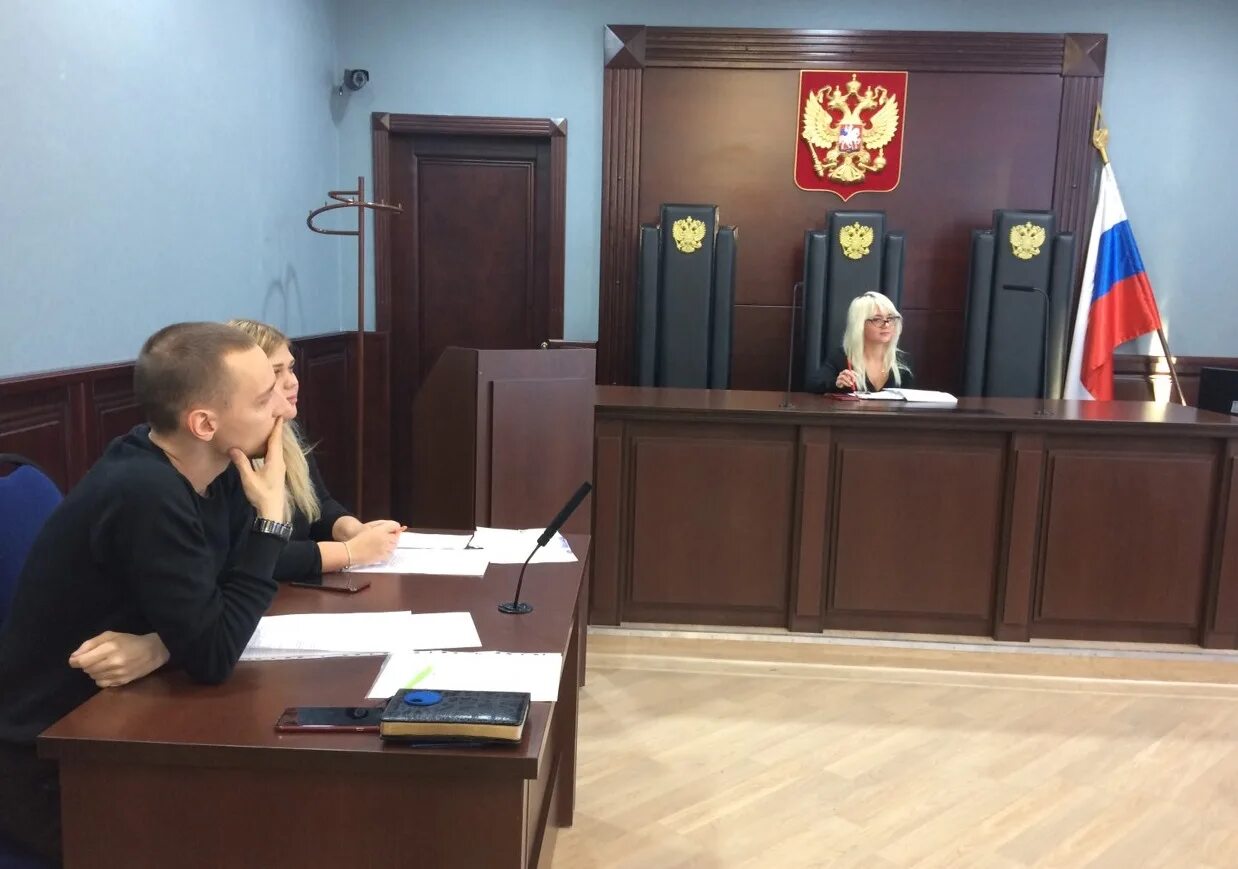 Зал суда с судьей. Судебное заседание в общей юрисдикции. Заседание суда по видеоконференцсвязи. Свердловский областной апелляционный суд. Судебное заседание в общей юрисдикции.