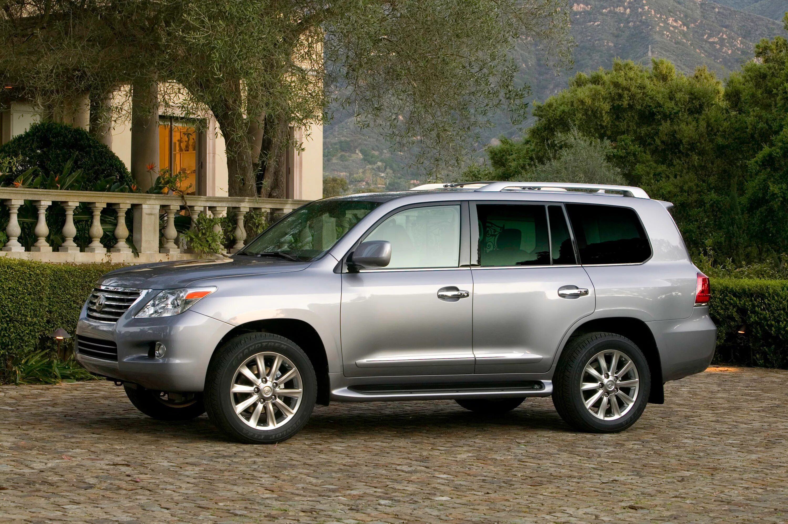 Lexus lx шины. Lexus LX 570. Лексус ЛХ 570. Лексус LX 570 2008. Lexus LX 570 2010.