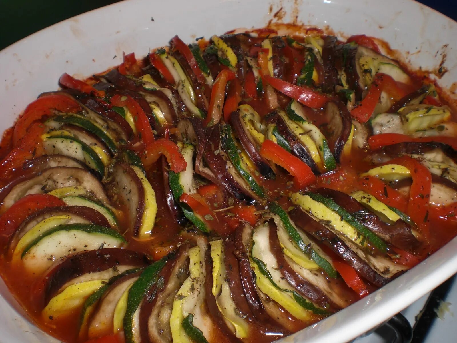 Французская кухня национальные блюда рататуй. Рецепт рататуя домашнего. Рататуй с сердечком. Рататуй классический. Рататуй.