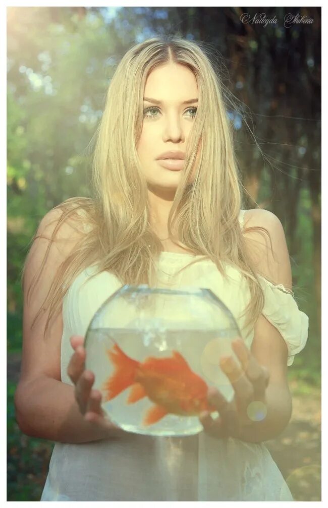Девочка и Золотая рыбка. Красивые девушки с рыбками. Девушка рыбка. Красивая Золотая рыбка девушка.