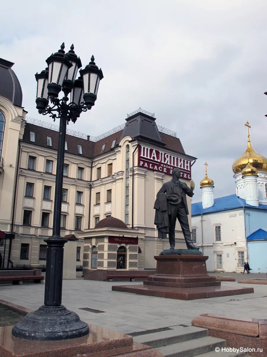 Казань памятник бауману. Казань памятник шаляпину на баумана. шаляпин памятник в казани. улица баумана казань шаляпин. памятник федору шаляпину в казани.