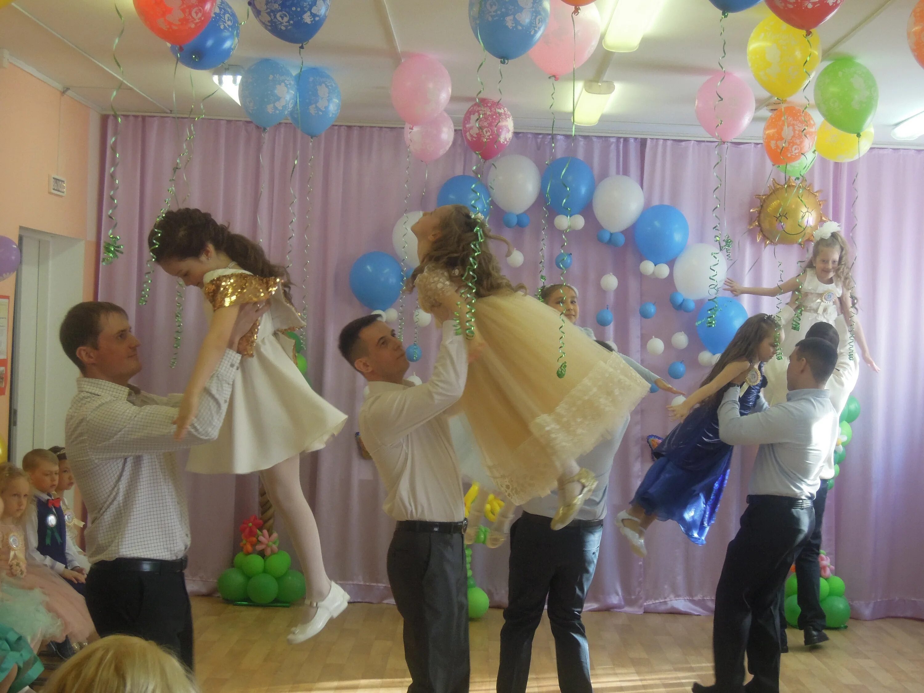 фотосессия начальная школа выпускной. ходить в сад после выпускного. после выпускного. выпускной дети. школьные выпускницы.