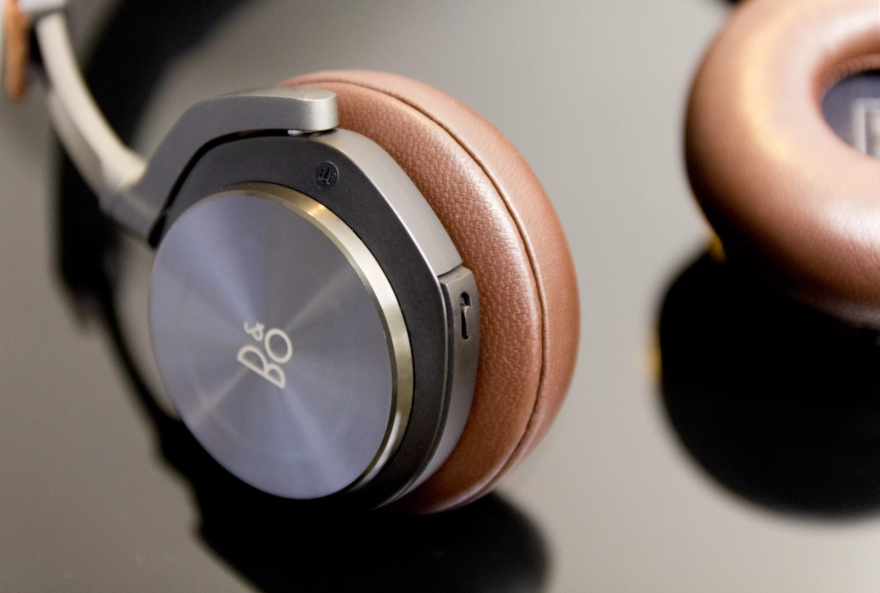 Bang olufsen beoplay h95. BEOPLAY h8. Bang Olufsen наушники h8 Gold. Bang & Olufsen BEOPLAY h95 Chestnut. Беспроводные наушники Bang & Olufsen BEOPLAY HX.