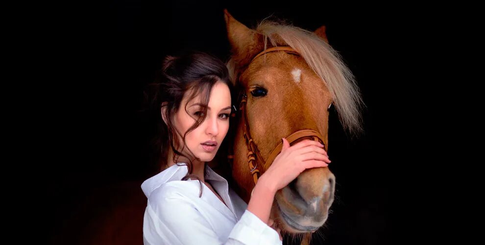 Учительница кони. Фотосессия с лошадьми. Женщина на лошади. Девушка с лошадью. Женщина лошадка.
