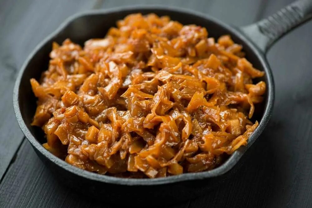 Тушёная капуста с мясом на сковороде с томатной пастой. Тушёная капуста с тушёнкой. Капуста с мясом на сковороде рецепт. Жареная капуста с мясом. Капуста с рисом тушеная на сковороде.