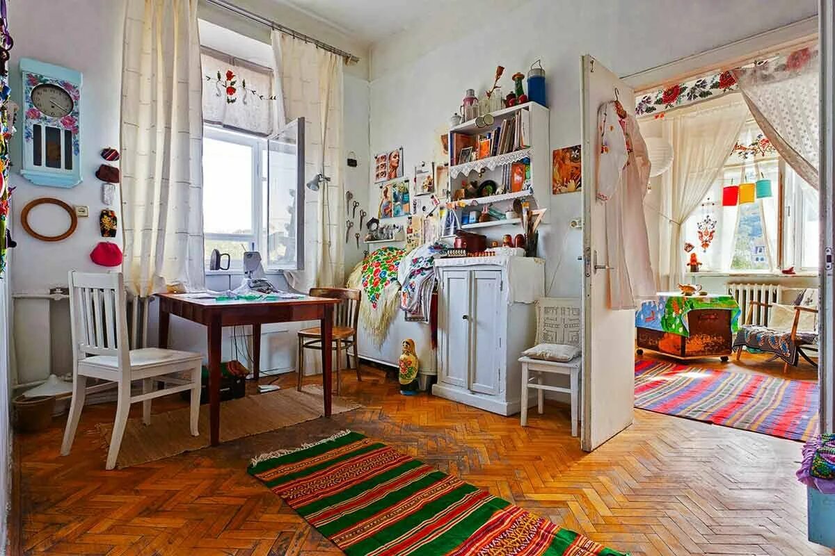 Деревенский дом интерьер у бабушки. Бабушки внутри. Деревенская комната. Интерьер бабушкиного дома в деревне. Старый деревенский дом внутри.