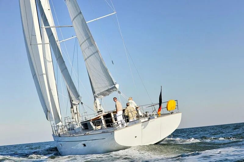 Яхта fingal 27. Cobra 33 парусная яхта. Швертбот skipper 400. Yamaha 21 парусная яхта. Изи сейлинг.