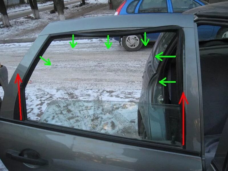 Опускается стекло задней двери