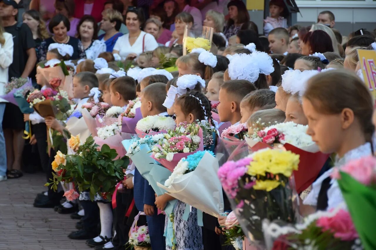 День знаний в кругу семьи концерт. 1 сентября линейка в школе. День знаний в кругу семьи концерт. День знаний в кругу семьи концерт. Празднование 1 сентября.