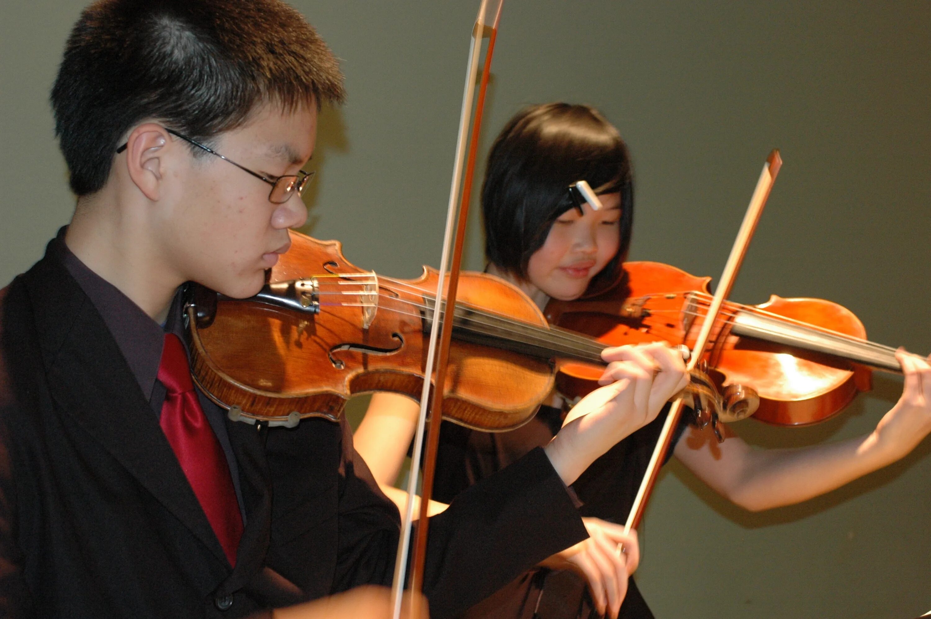 Скрипку музыкант песня. Скрипка ,Виола ,Альт,виолончель. Viola and Violin. Музыканты с музыкальными инструментами. Смычковый инструмент скрипка.