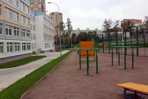 Школьный двор и смех