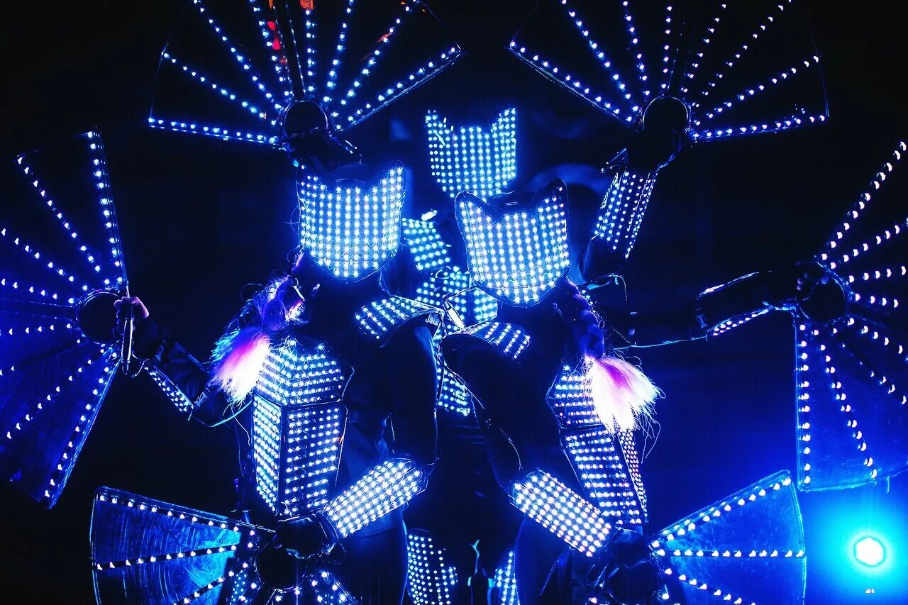 Танцы в искрах. Шоу программа киров. Фаер шоу ханаби киров. Паранорма сайт уличный театр. Елка в филармонии ярославль.