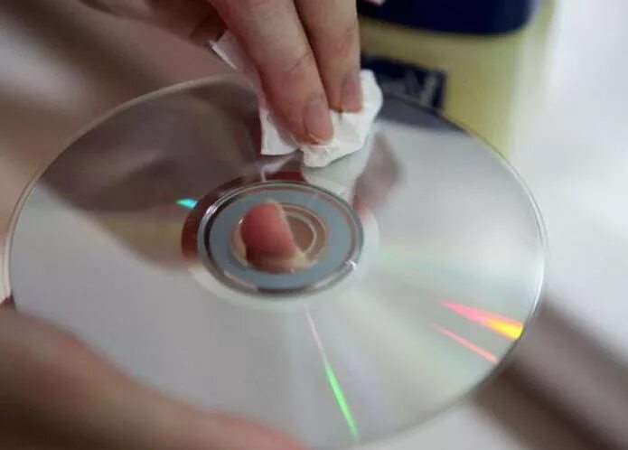 Царапины на компакт диске. Поверхность CD диска. Протирание компакт диска. Маленькие царапины на диске.
