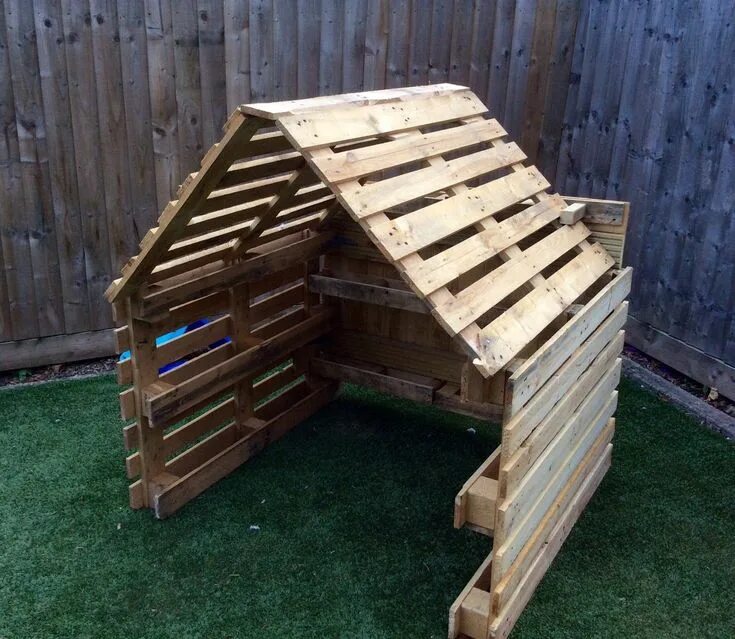 DIY Pallet Playhouse for Kids