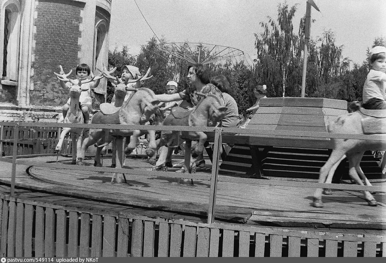 Старая Карусель. Старые аттракционы. Советские аттракционы. Советские карусели в парках.