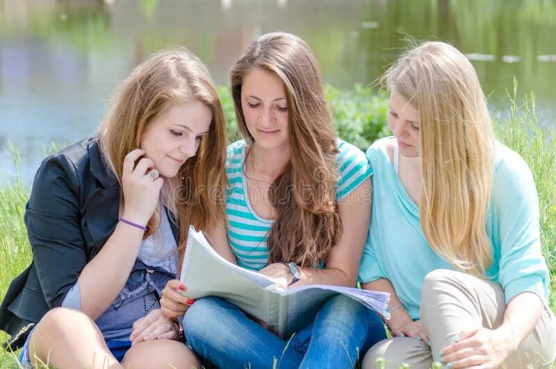 Читать подруги. Две подружки читают. Подружки читают книгу. Книга про друзей девушки. Две подруги читают книгу.
