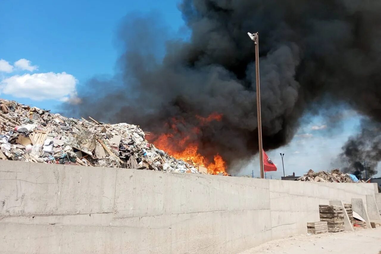 В москве горит завод сегодня. В москве горит завод сегодня. Пожар на московском нпз в капотне. Пожар на складе пиротехники на лужниках в москве. Пожар зил в москве сейчас.