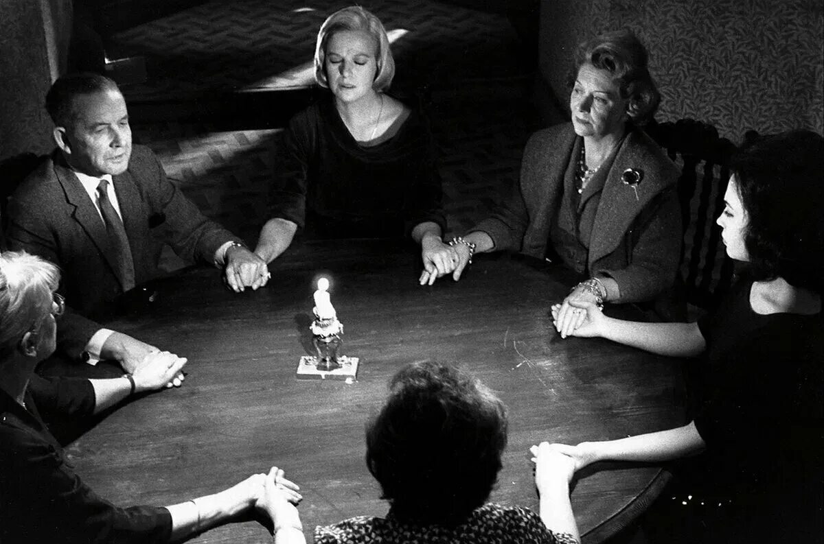 Спиритический сеанс 20 век. Спиритический сеанс серебряного века. Спиритический сеанс 19 век. Спиритизм 19 века. Медиумы общающиеся с миром мертвых.