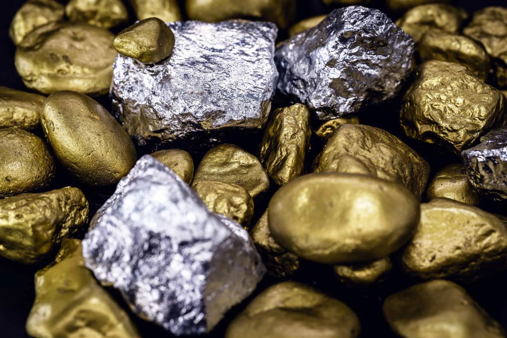 Самородки золота серебра платины. Куски золота и серебра. Серебро драгоценный металл. Серебряная руда.