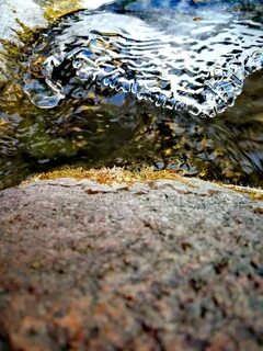 Источенные водой камни и море