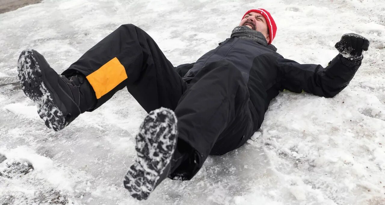 Человек падает на льду. Падение зимой. Гололед падает