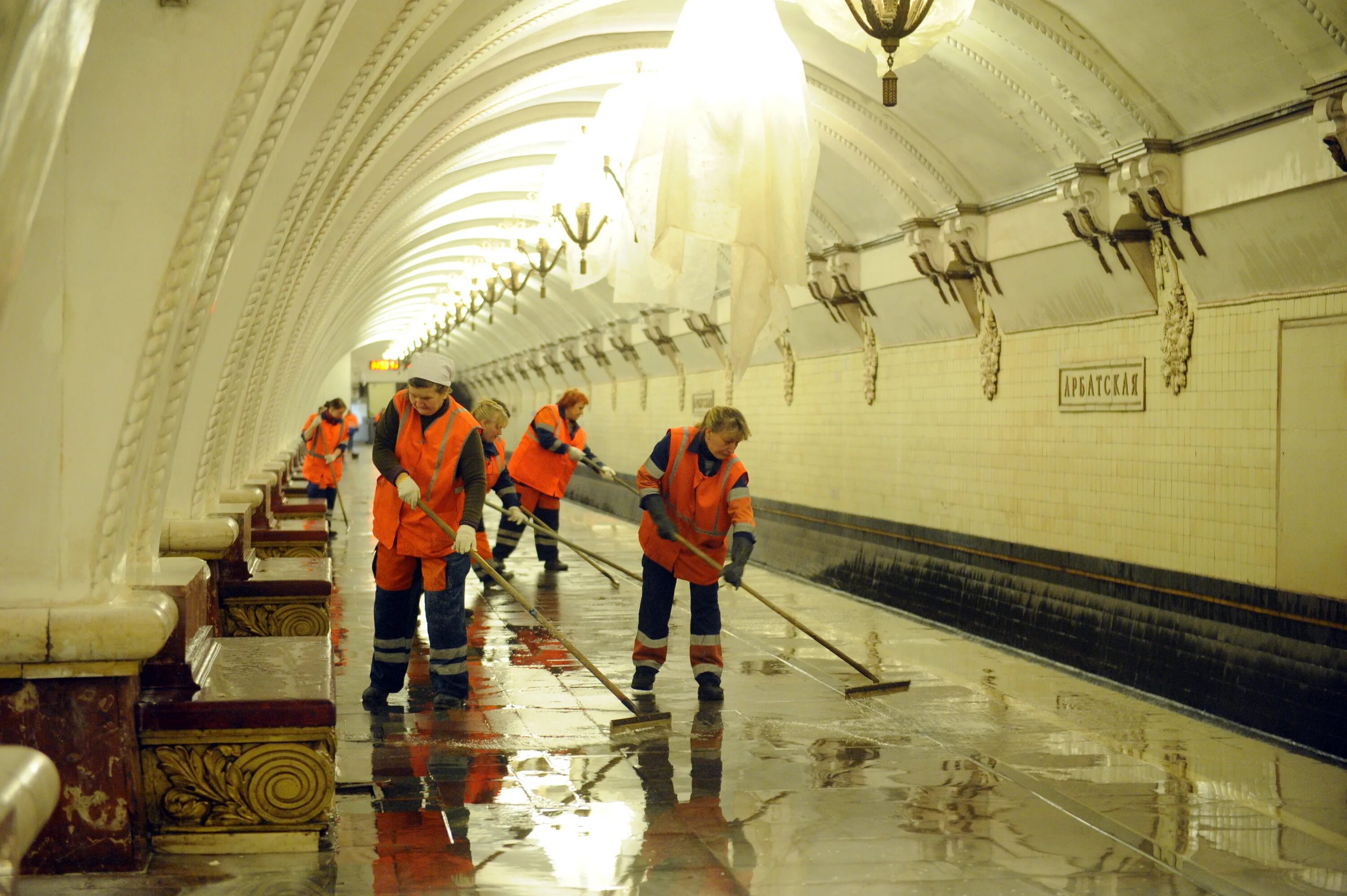 Проверь работает ли станция. Уборщик станций метрополитена Москва. Уборщик в метрополитене Москва. Метро в Москве уборщики в депо. - Уборщик станций и депо метрополитена.