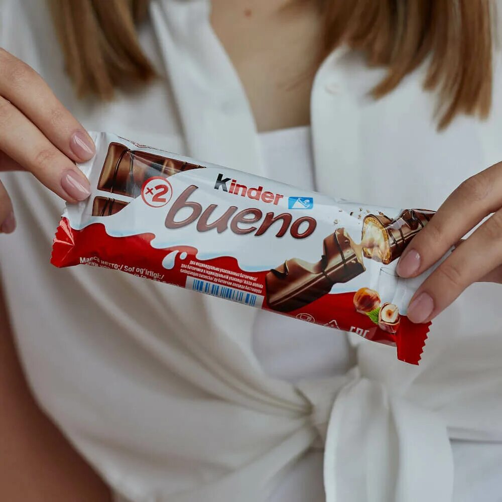 Киндер с начинкой. Конфеты Киндер Буэно. Kinder bueno конфеты. Киндер шоколад шоко бонс. Киндер Буэно подарок.